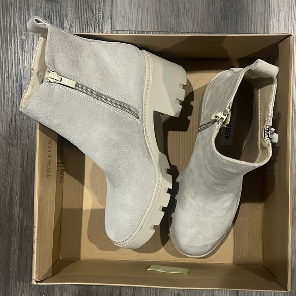 Steve Madden Shoes - Brand new Steve Madden tan suede size 7 boots.